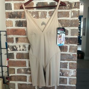 153 Maidenform Women's Shapes Shapewear Tan XL Full Body Open Bust Firm Control